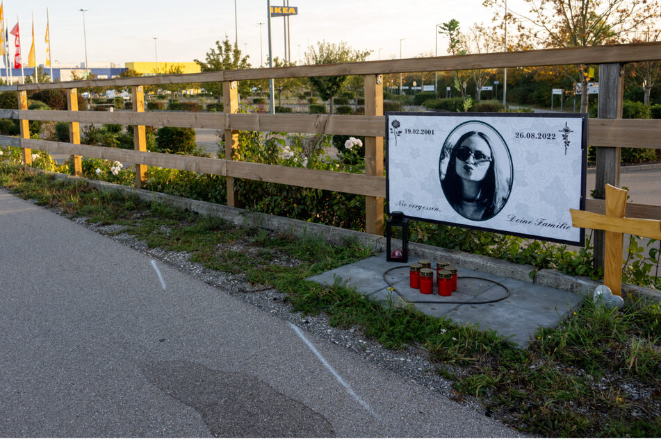 An der Stelle, an der der SUV den Zaun des IKEA-Parkplatzes durchbrach, erinnern ein Kreuz und Kerzen an die junge Frau, die hier ihr Leben verlor.