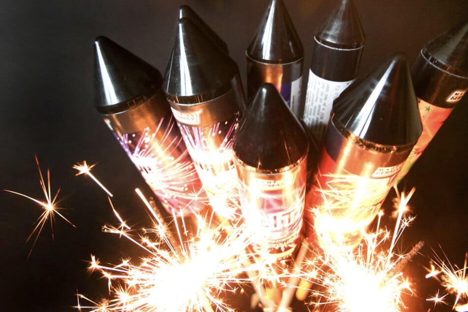 Beim Abfeuern von Silvesterraketen war es zu einem Querschläger gekommen, der in Richtung einer Personengruppe geflogen war. (Symbolfoto)