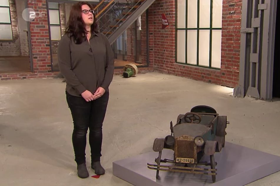 Julia Brinkmann (26) aus Kamen hat ein altes Tretauto mit zu "Bares für Rares" gebracht.