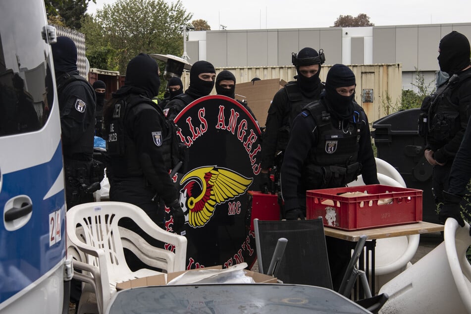 Polizeibeamte bei einer Razzia auf dem Gelände eines "Hells Angels"-Chapters. (Symbolbild)