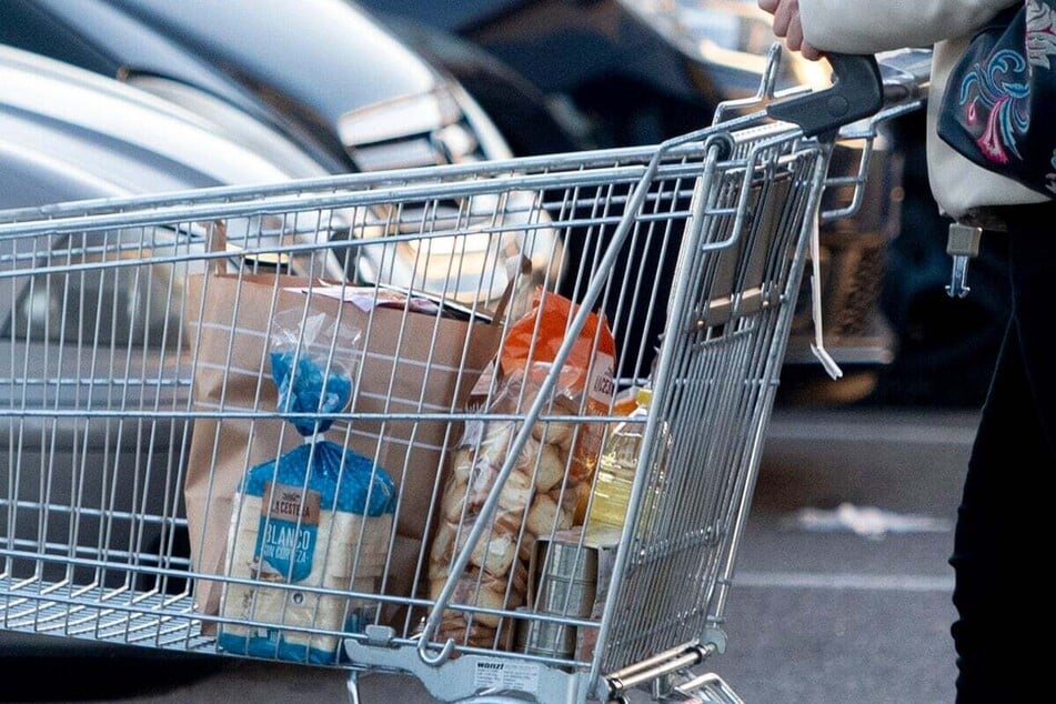 Auf einem Supermarkt-Parkplatz stritten sich zwei Familien. Als Waffen nutzten sie ihre Einkäufe. (Symbolbild)