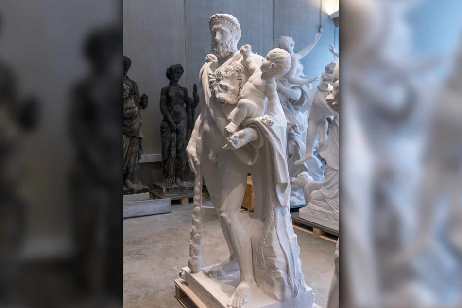 Auch die Gipsversion von Herkules und seinem Telephosknaben ist zwischen Werken zu finden.