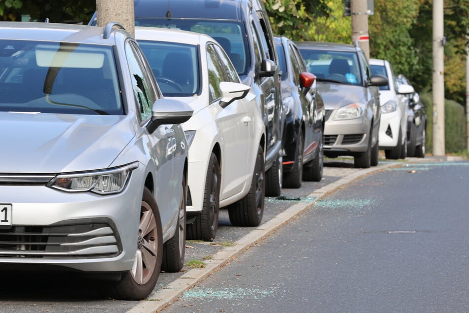 Eine Spur der Verwüstung zog sich am Dienstagmorgen durch die Coschützer Straße in Dresden-Plauen.