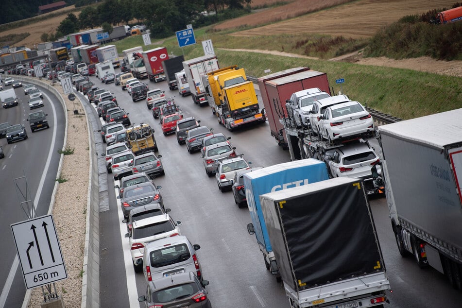 Die Leverkusener Verkehrszentrale der Autobahn GmbH rechnet am Freitagnachmittag mit einer "angespannten Verkehrslage".