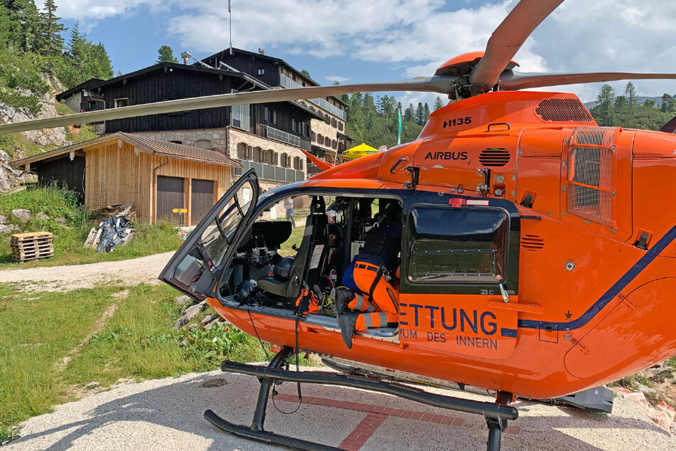 Der Rettungshubschrauber "Christoph 14" vor dem Einsatzort.