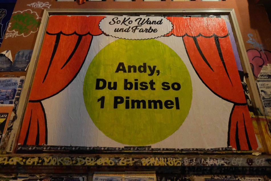Das Plakat mit der Aufschrift "Andy, Du bist so 1 Pimmel" war am Samstag an der Roten Flora zu sehen.