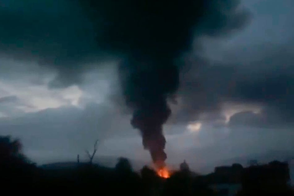 In diesem Bild aus einem Video das auf Siranush Sargsyans X-Account verbreitet wurde, zeigt aufsteigenden Rauch nach der Explosion eines Tanklagers in der Nähe von Stepanakert, Berg-Karabach.