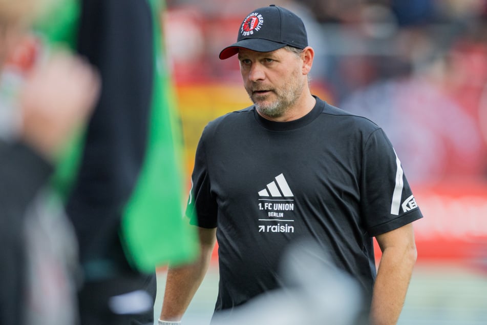 Steffen Baumgart (53) ging während der Behandlung zu den Fans.