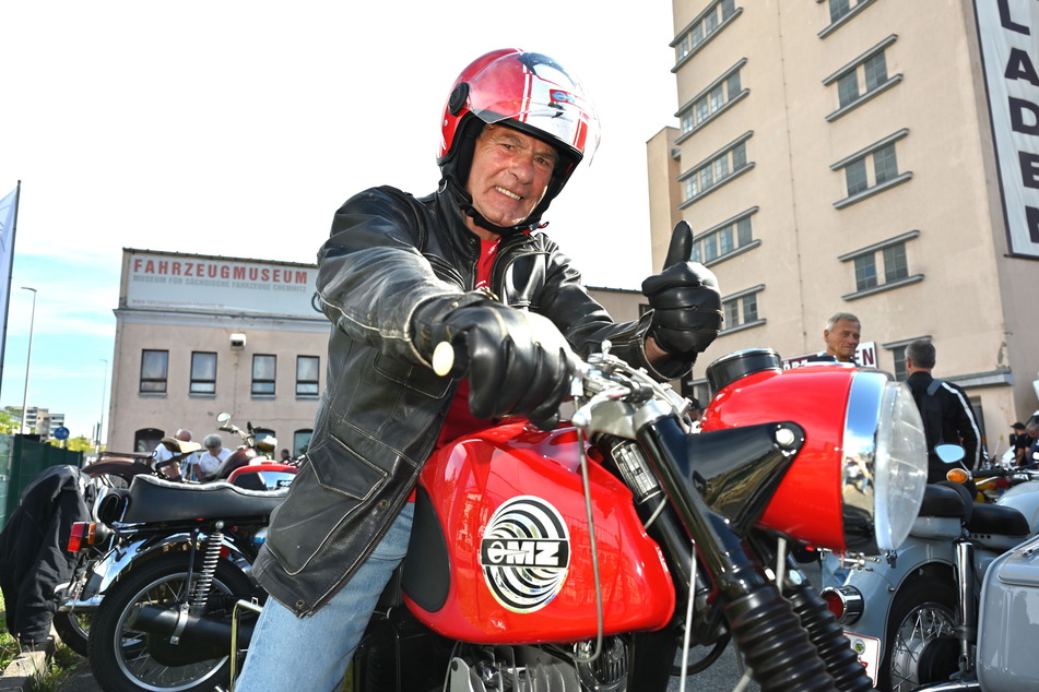 Rudi Schwade (72) mit seiner perfekt restaurierten MZ 250 (Baujahr: 1970).