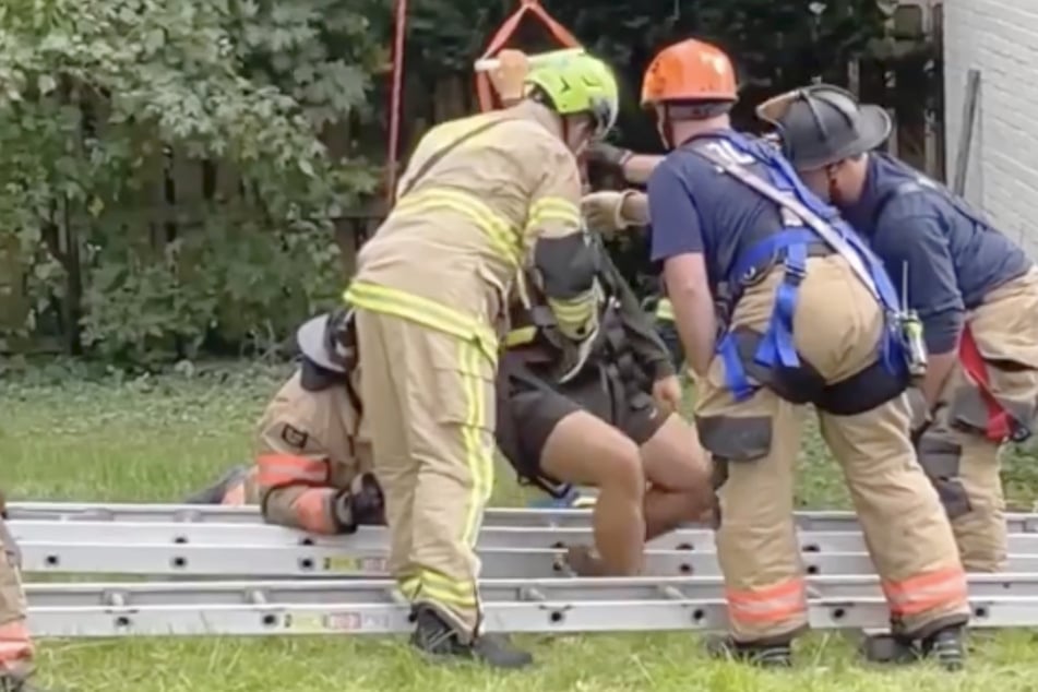 Mit einem Kran wurde der Mann von der Feuerwehr aus dem Brunnen gehievt.