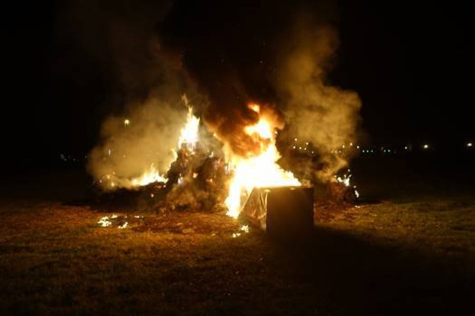 Die Täter ließen aufgestapelte Heuballen in Flammen aufgehen.