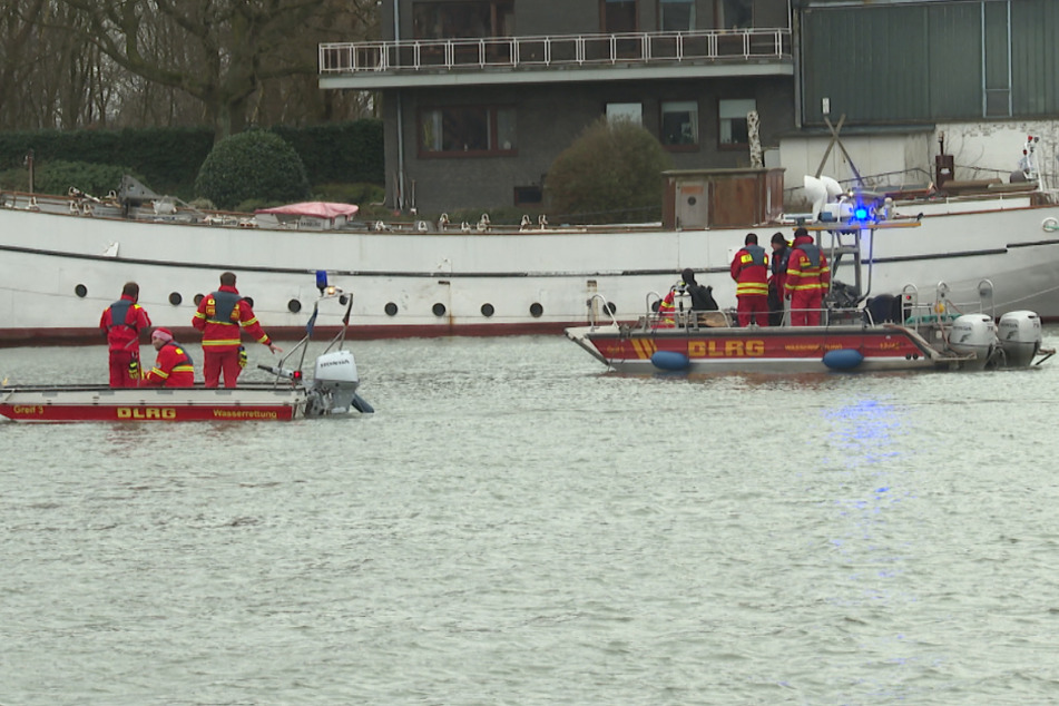 Die Einsatzkräfte suchen nach dem vermissten Matrosen in der Elbe.
