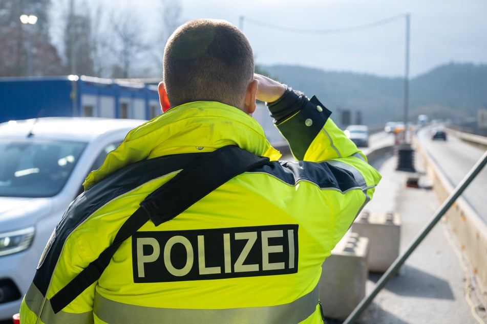 Ein Bundespolizist an der deutschen Grenze. Für mehr Kontrollen braucht es auch mehr Beamte.