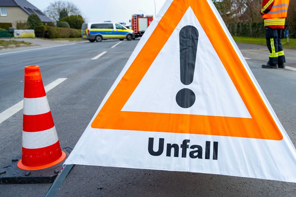 Polizei entdeckt betrunkenen Unfallflüchtigen beim Reifen wechseln!