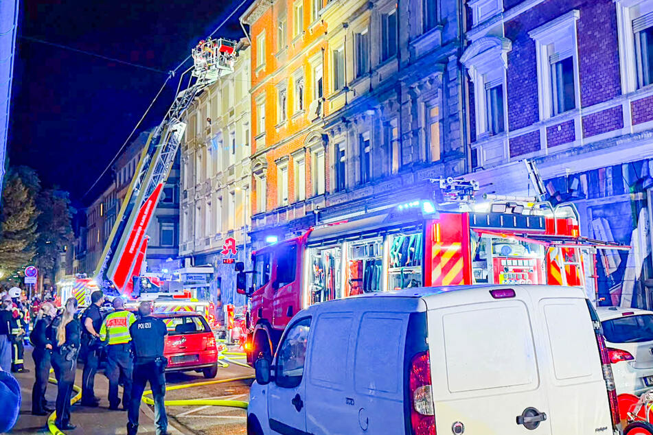 Mit einer Drehleiter wurde eine Person aus der Brandwohnung gerettet.