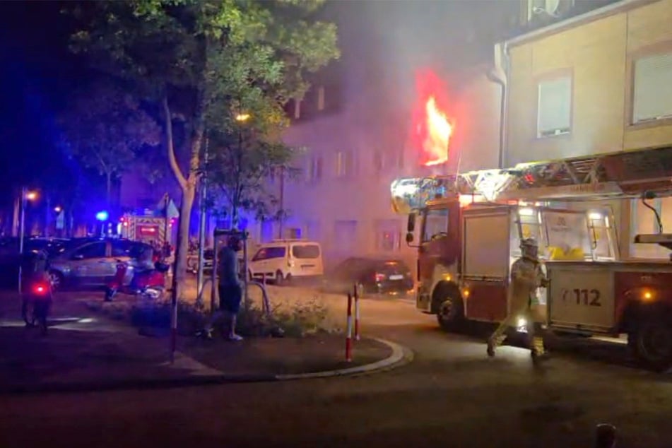 Die Flammen schlugen aus der Wohnung im ersten Obergeschoss.