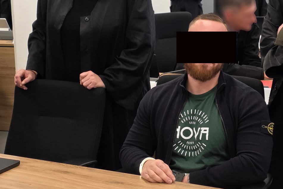 Schon zum Prozessauftakt im November 2025 tat der Angeklagte Johann G. (32) seine Meinung per T-Shirt kund.