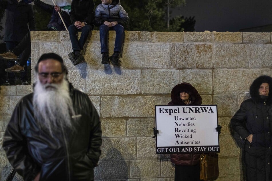Israelische Aktivisten protestieren vor dem Hauptsitz der UNRWA.