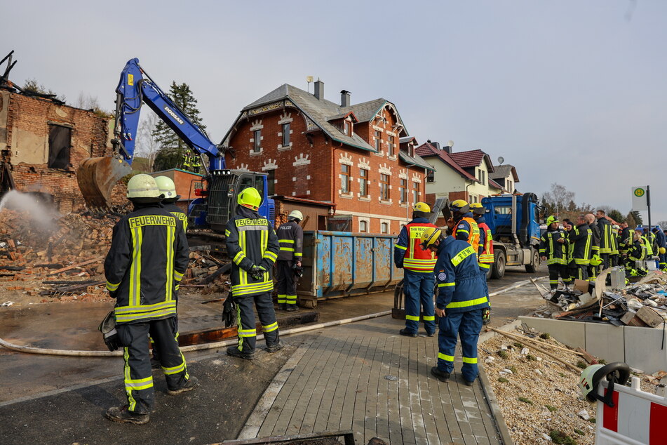 Rund 100 Feuerwehrleute sowie das THW waren in der Alten Auerbacher Straße im Einsatz.