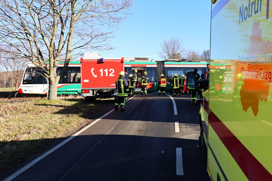 Am Bahnübergang auf der Lenkersdorfer Straße musste der Zug stoppen. Die Strecke Zwönitz nach Aue musste gesperrt werden.