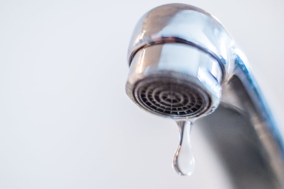 In Wiesbaden muss Trinkwasser weiter abgekocht werden. (Symbolbild)