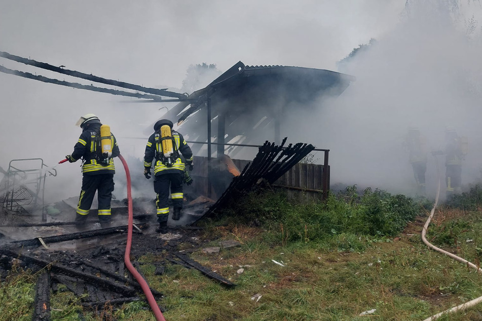 Der Stall geriet aus ungeklärter Ursache in Vollbrand.