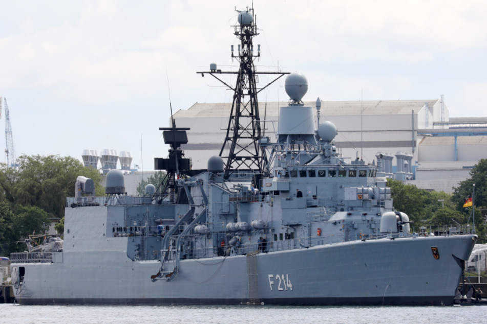 Die Fregatte "Lübeck" der Deutschen Marine hat am Passagierkai in Warnemünde festgemacht.