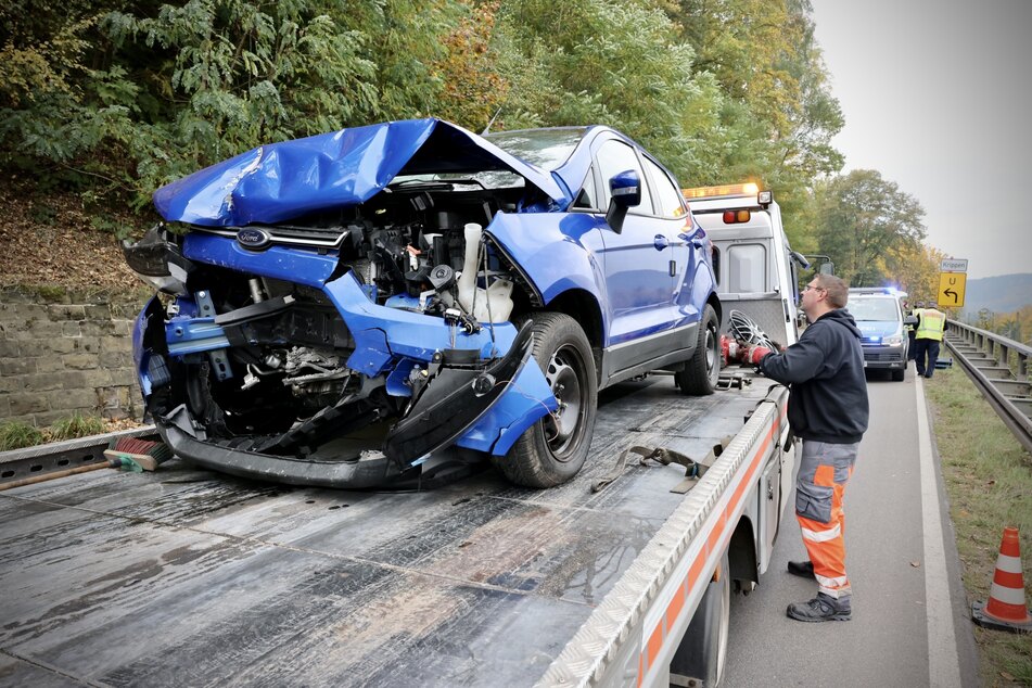 Der blaue Ford ist von dem Frontal-Zusammenstoß sichtlich gekennzeichnet.