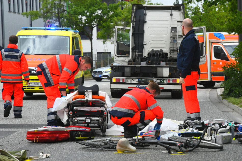Tödlicher Unfall: Radfahrer wird von Laster erfasst und stirbt