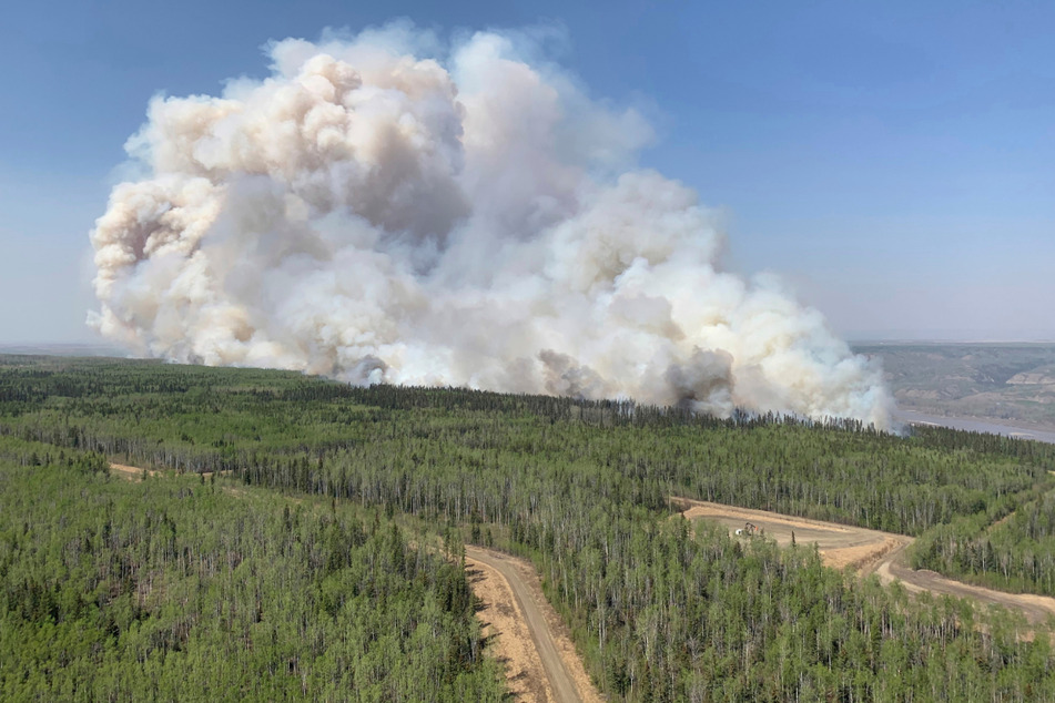 Ein Waldstück im Bezirk Grande Prairie in Alberta brennt lichterloh.