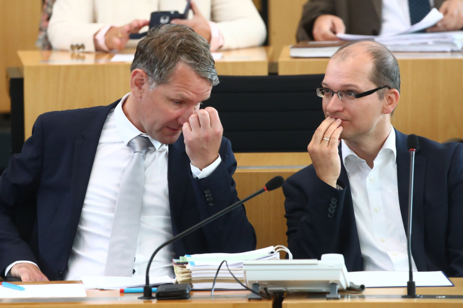 Stefan Möller (45, AfD, r.), sitzt neben Fraktions-Chef Björn Höcke (48, l.) im Plenarsaal des Thüringer Landtags.