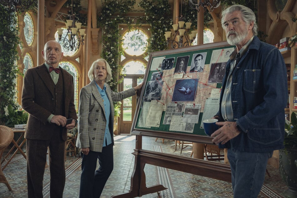 Stark! "The Thursday Murder Club" wartet ab 28. August mit einer Menge Stars wie Ben Kingsley (81, v.l.), Helen Mirren (80) und Pierce Brosnan (72) auf.