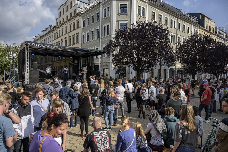 Feiern unterm blauen Himmel: Am Samstag steigt das Mini-Festival "Herbst auf dem Brühl."
