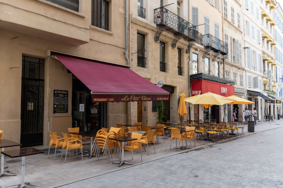 Frankreich, Marseille: Blick auf ein leeres Restaurant.