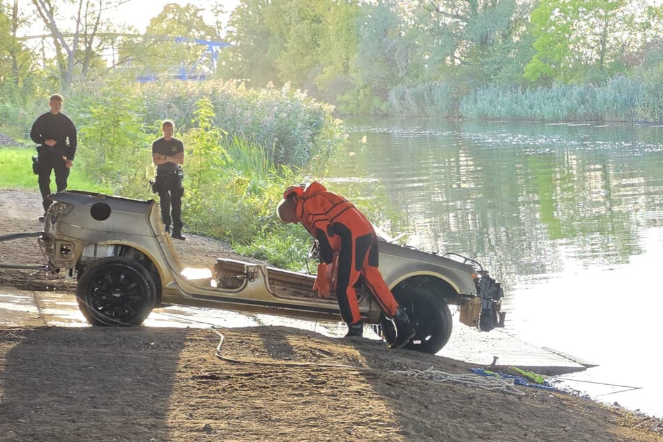 Vermutlich haben Unbekannte das Auto in den Saale-Elster-Kanal geschoben.