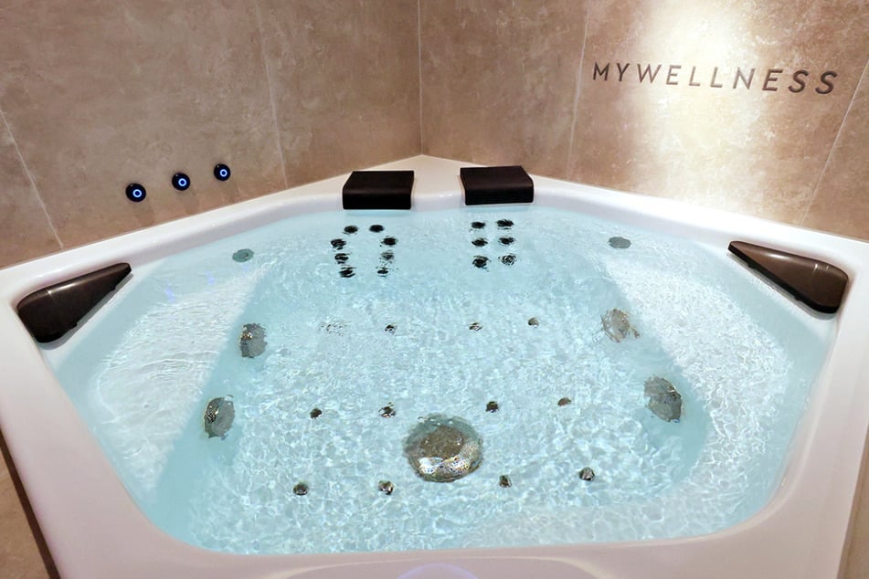 Moderne Wellness mit automatischer Wasseraufbereitung und flexiblen Buchungszeiten von 9 bis 1 Uhr für spontane Auszeiten.