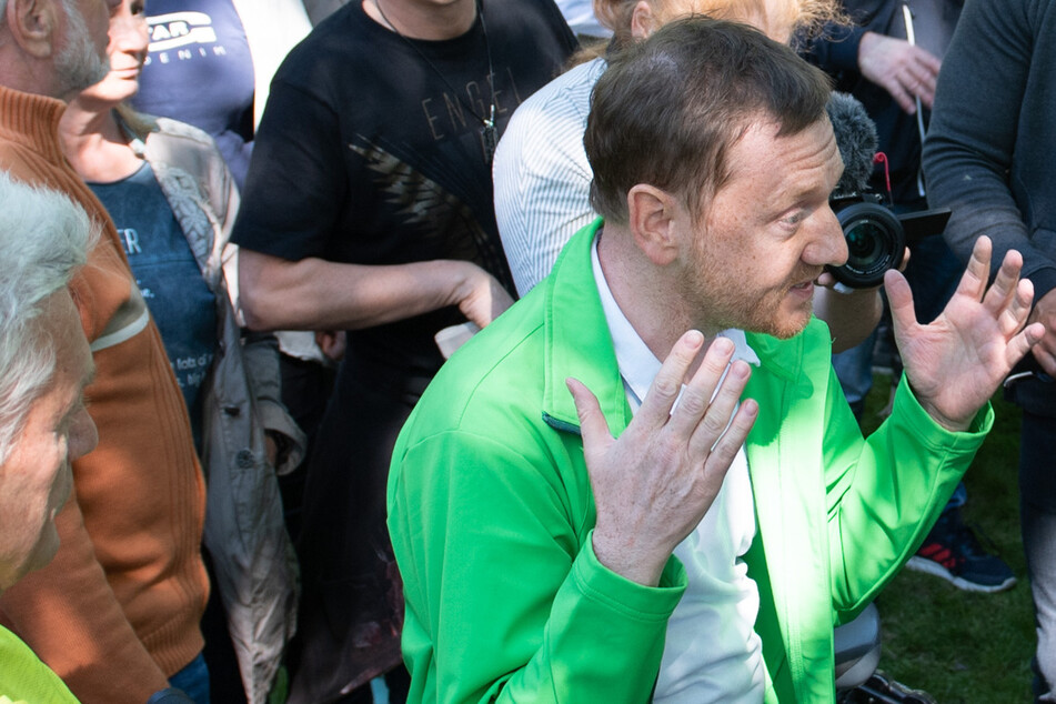Sachsen-MP Kretschmer ohne Maske bei Demo: Anzeige!