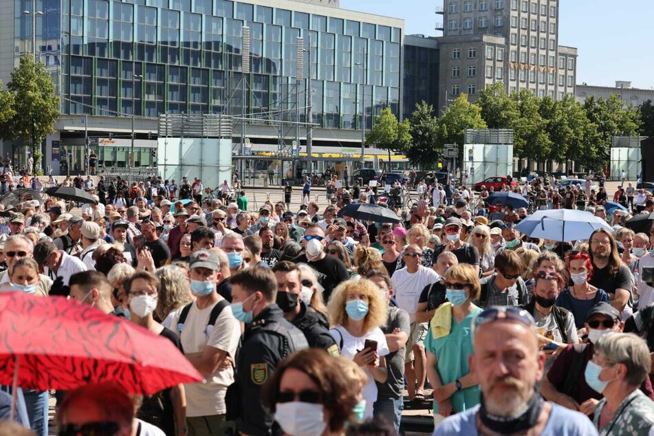Bis zu 800 Personen nahmen am 14. August an Kundgebung und Aufzug unter dem Motto "Ärzte und Wissenschaftler klären auf" teil.
