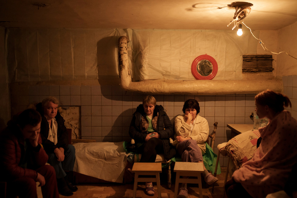 Krankenhauspersonal sitzt während eines Luftangriffsalarms in einem Keller, der als Luftschutzbunker genutzt wird, nordöstlich von Kiew.