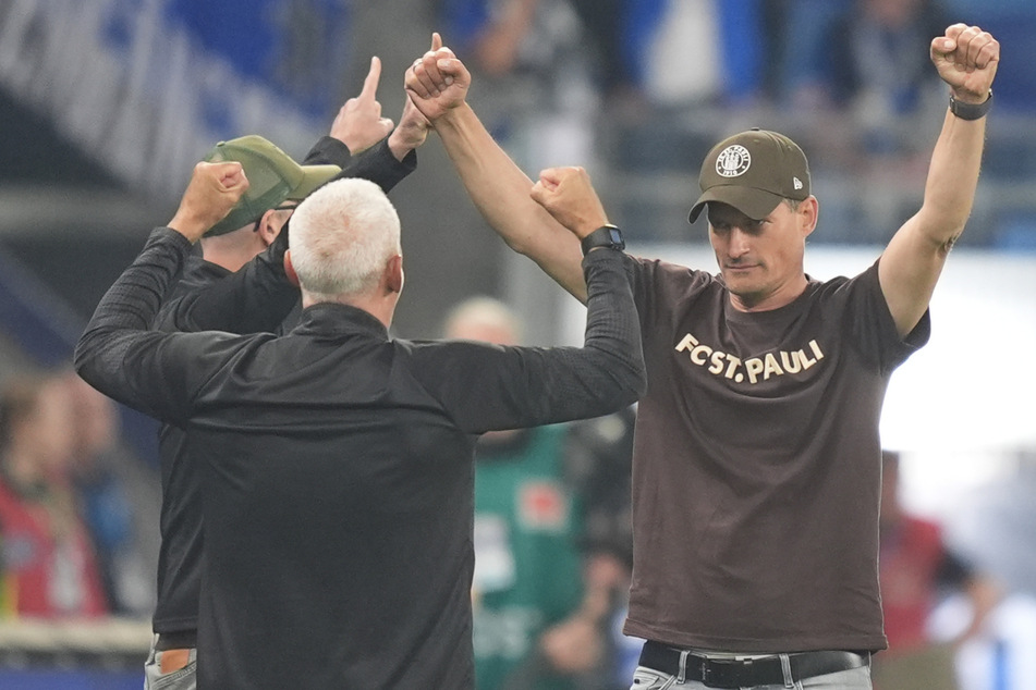 St.-Pauli-Trainer Alexander Blessin (52, r.) will nach dem Derbysieg nachlegen.