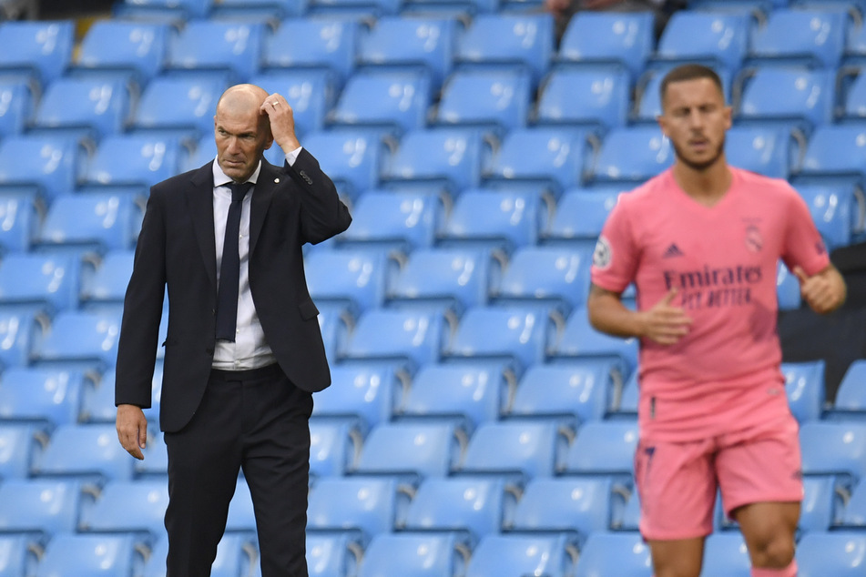 Bekam 2019 für 115 Millionen Euro Eden Hazard: Trainer Zinedine Zidane (l, 48). Der Belgier schlug jedoch noch nicht wirklich ein.