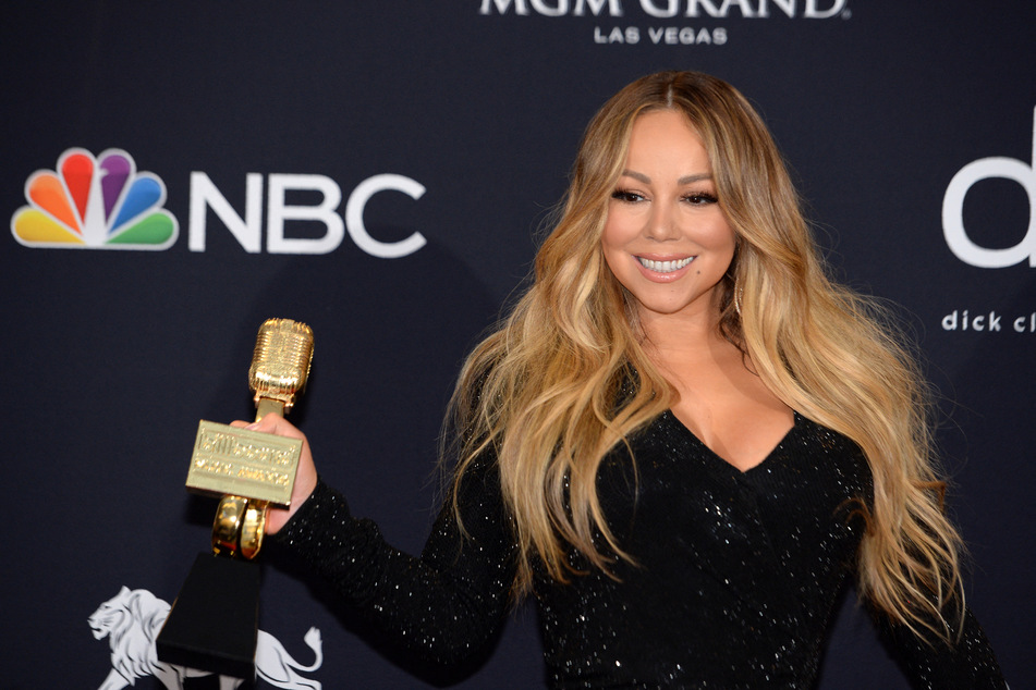 Alle Jahre wieder klettert Mariah Carey (54) die Weihnachts-Charts nach oben. In diesem Jahr hat sie echte Konkurrenz eines 60er-Klassikers.
