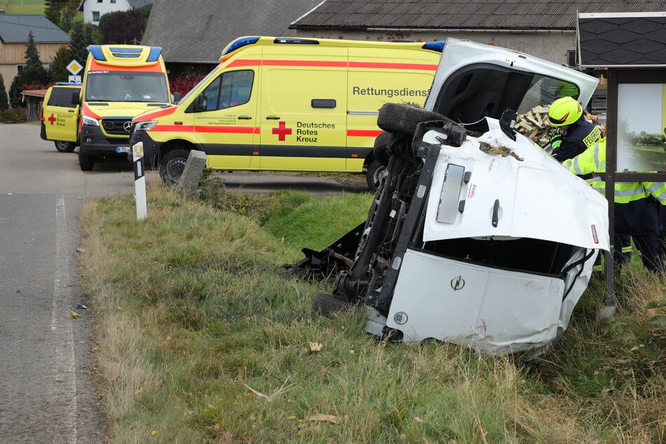 Der Opel Combo landete bei Beerwalde im Straßengraben. Die beiden Insassen wurden schwer verletzt.