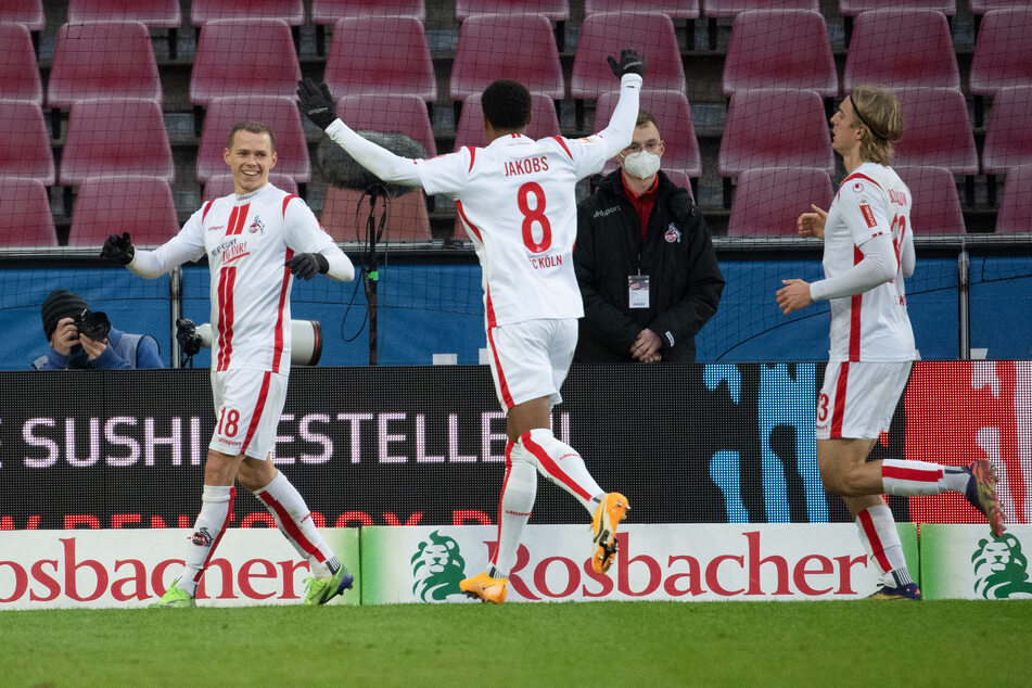 Kölns Ondrej Duda (l-r), Ismail Jakobs und Sebastiaan Bornauw feiern das 2:1.