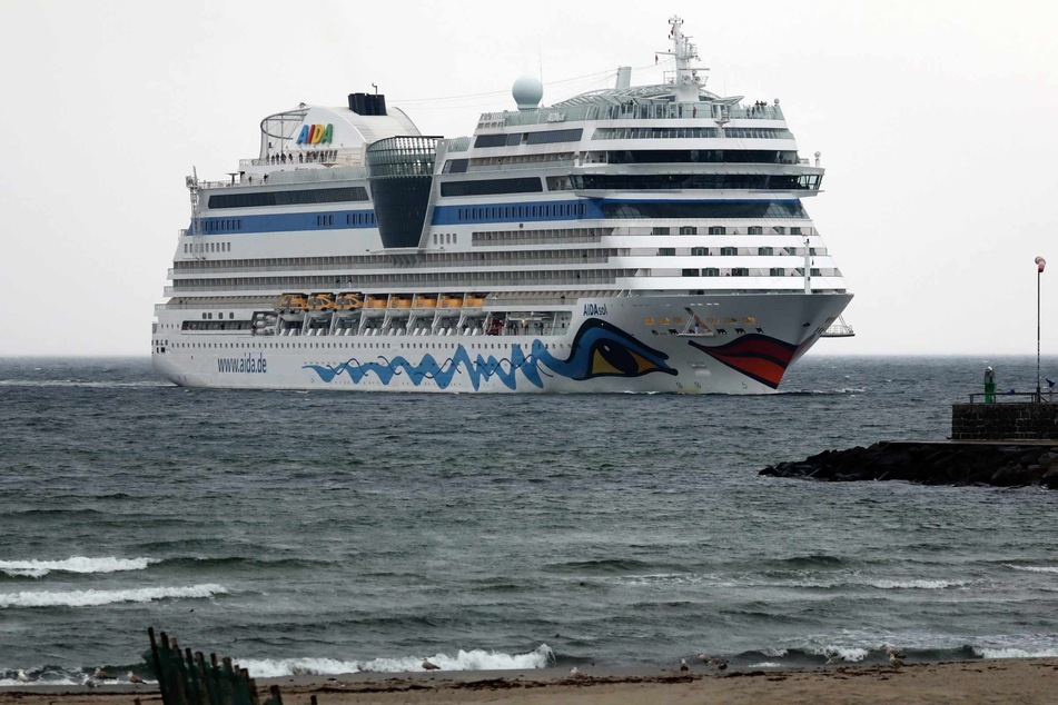 Als erstes Kreuzfahrtschiff der Saison 2021 in Warnemünde läuft die "Aidasol" in den Seekanal ein.