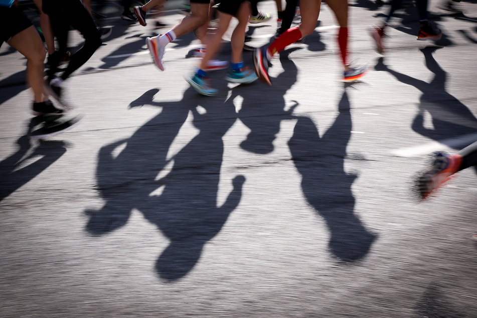 Wo sie laufen, geht nichts mehr: Entlang der Strecke des Marathons gibt es zahlreiche Sperrungen.