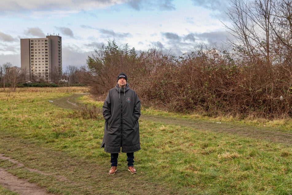 Hinter dieser Hecke soll Wasserskianlagen-Betreiber Martin Riedel (52) seine neue Station mit Gastro aufbauen. Für die Buga-Planungen will er nach der "Gängelei" nicht mehr mit der Verwaltung kooperieren.