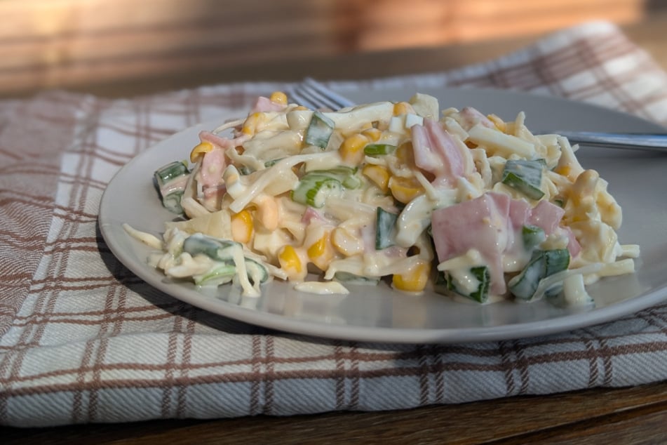 Erst kurz vor dem Servieren wird der Schichtsalat verrührt.