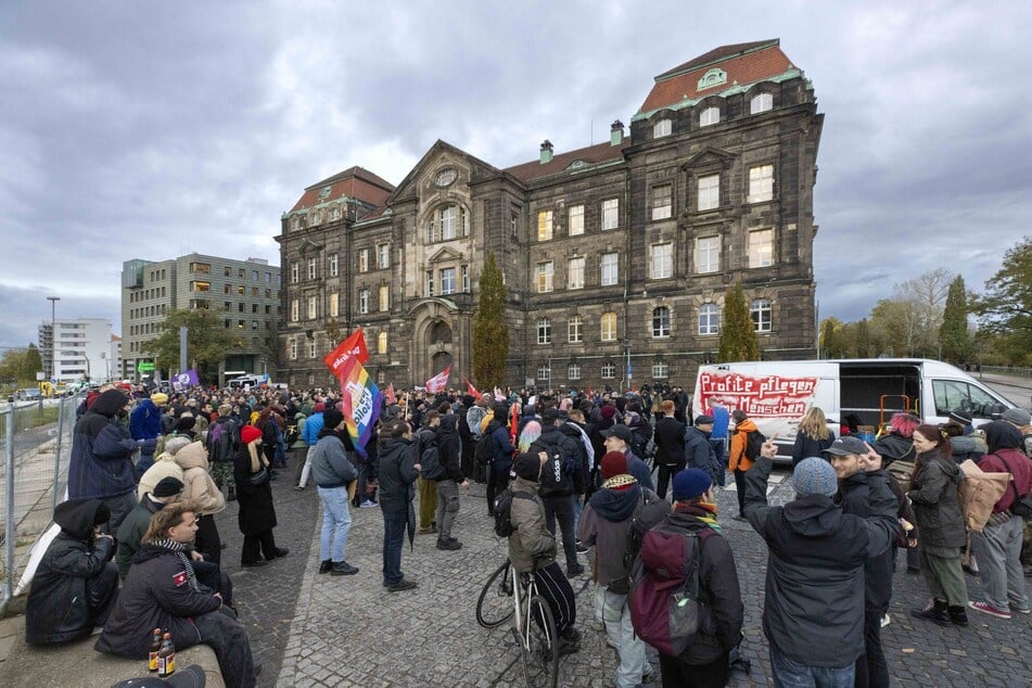 Hunderte Demonstranten sammelten sich vor der Staatskanzlei.