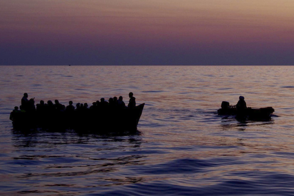 Tragödie auf dem Mittelmeer: 41 Menschen kentern auf See und sterben!